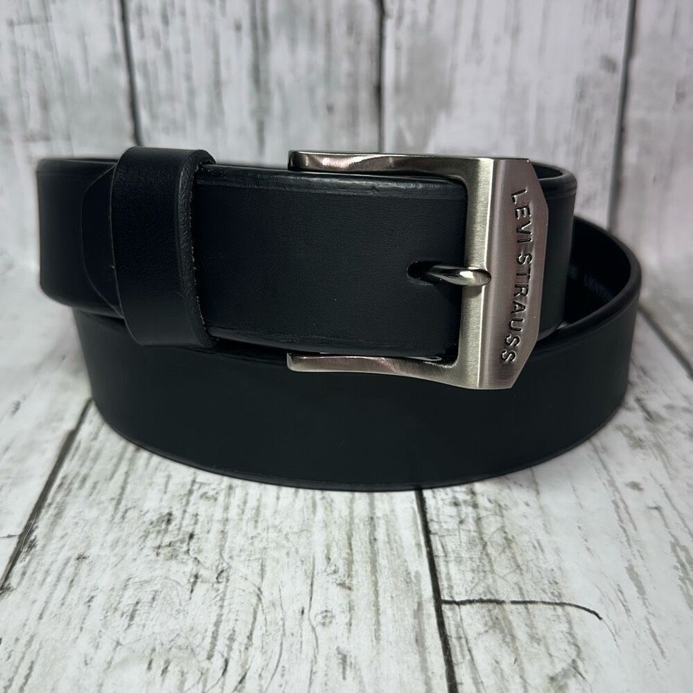 Levi's Men's Genuine Leather Belt Black Silver Buckle size 32 Style 11LV0204